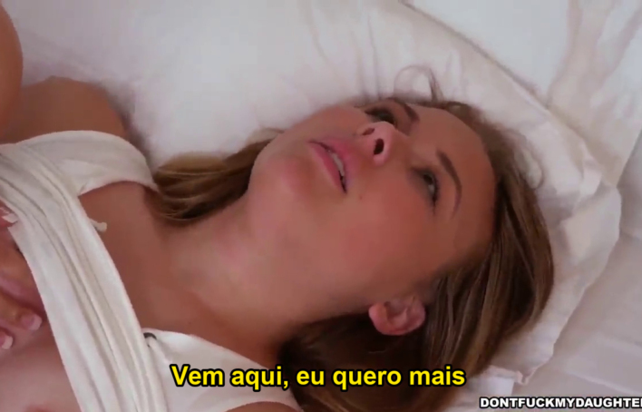 Filha do amigo faz uma surpresa escondida sob a mesa — Pornô com legenda
