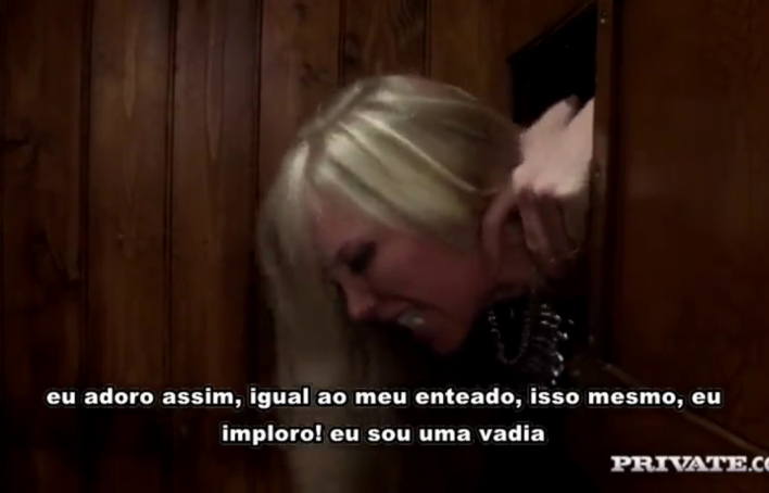 Fiel safada se envolve com padre dentro do confessionário — Pornô Legenda