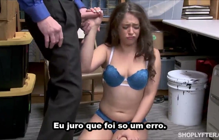 Garota safada agrada dois segurancas da loja – Shoplyfter legendado