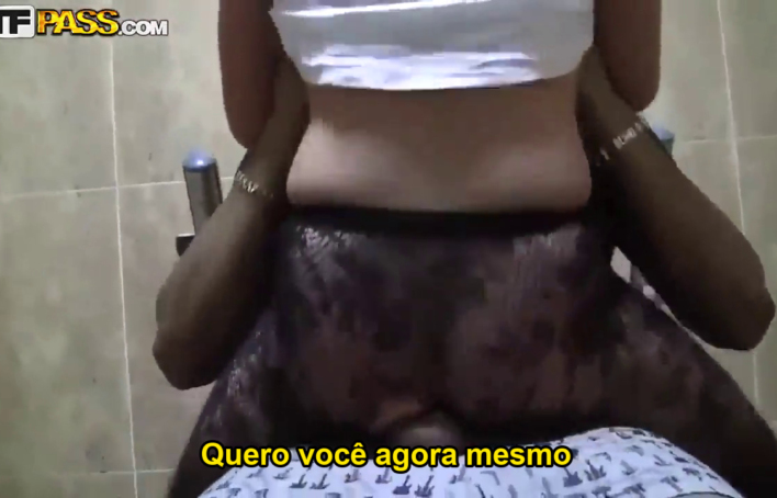 Loira experimenta lingerie e acaba com dois estranhos — Pornô com legenda