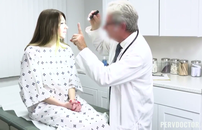 Medico safado pega novinha no exame – Sexo com médico legendado