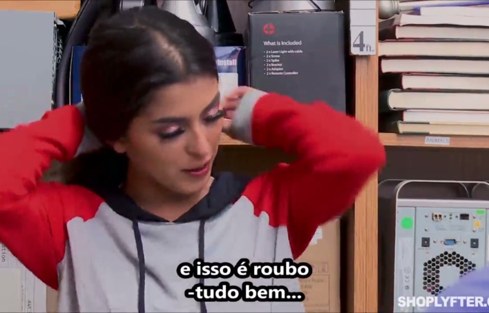Morena safada e flagrada roubando doces na loja – Shoplyfter legendado