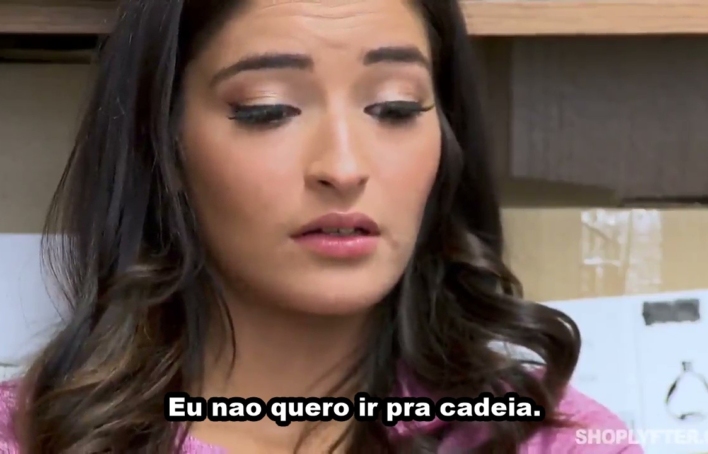 Morena safada fode para tentar escapar da cadeia – Shoplyfter legendado
