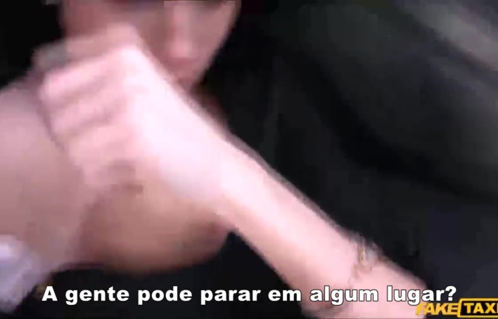 Novinha aproveitou a parada para seduzir o taxista – Fake Taxi Legendado