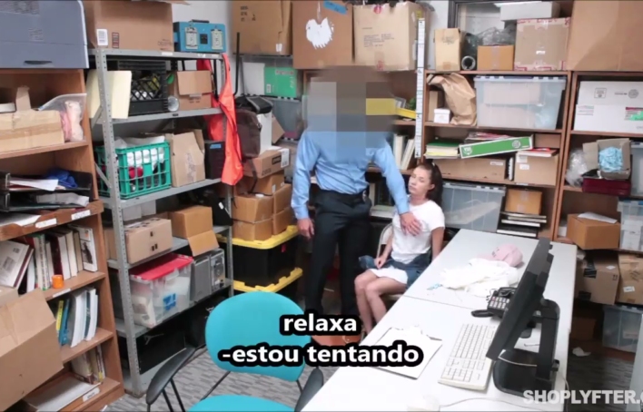 Novinha safada e pega roubando joias na loja – Shoplyfter legendado Novinha safada e pega roubando joias na loja – Shoplyfter legendado
