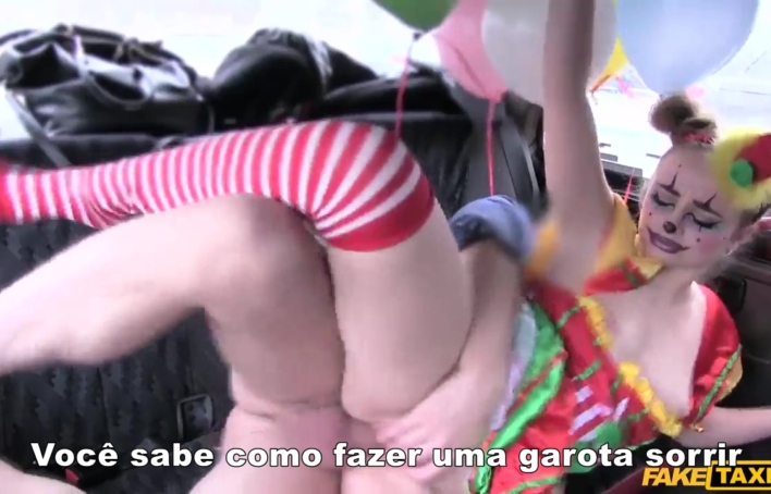 Palhacinha traída recebeu um consolo especial – Fake Taxi Legendado