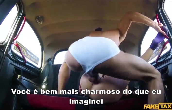 Passageira gostosa se entregou ao taxista no carro – Fake Taxi Legendado