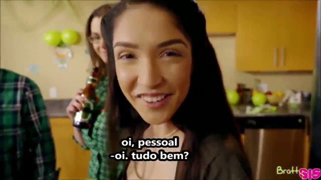 Rapaz come irmãs com pais ao lado