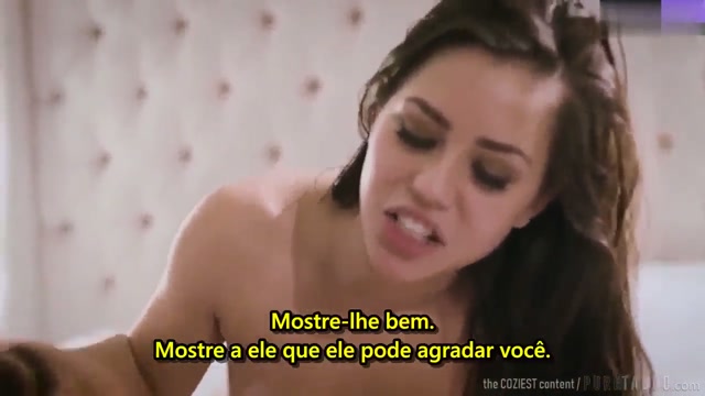 Rapaz fode namorada e a filha dela